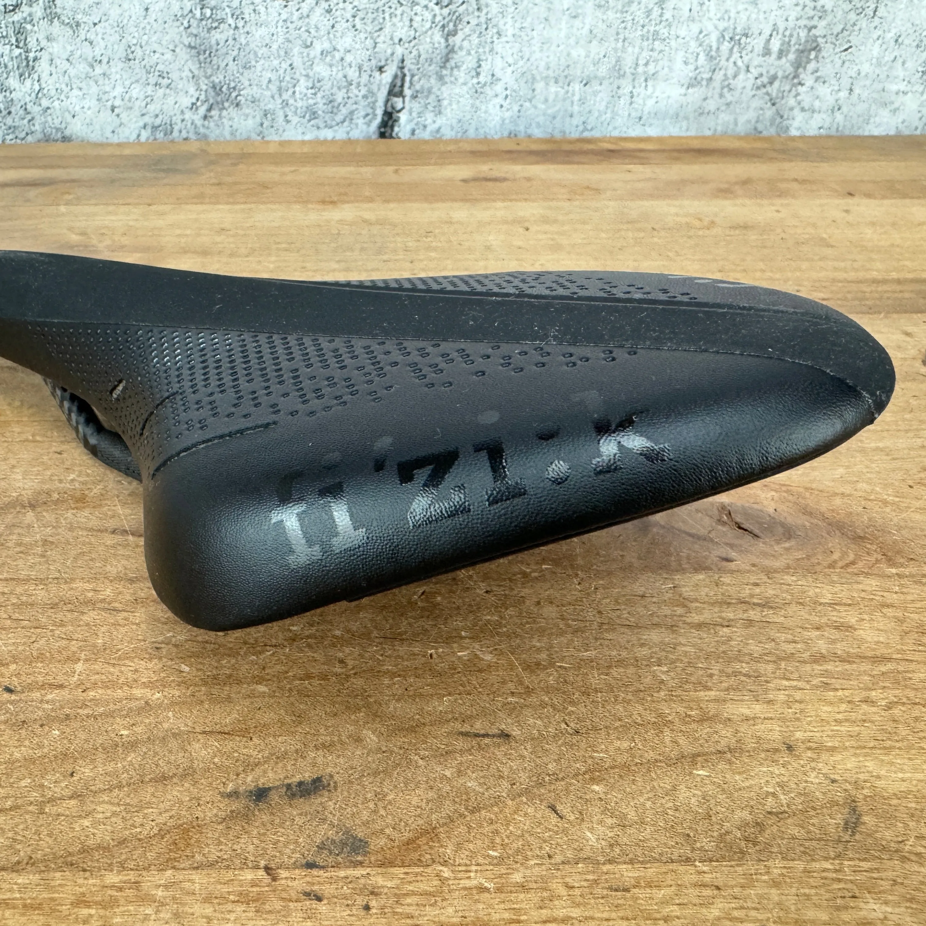 Fizik Arione R1 7x9mm Carbon Rails Large 140mm Bike Saddle 180g